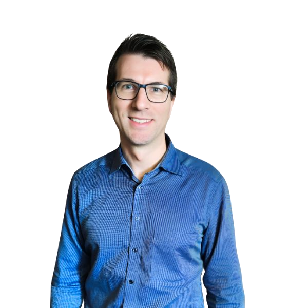 Bernd Broschek mit blauem Hemd – Drohne Kärnten Experte vor transparentem Hintergrund