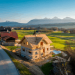 Luftbild eines Rohbaus in malerischer Landschaft Kärntens – optimal für Bau- & Inspektionsflüge Kärnten.