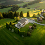Einfamilienhaus in Kärnten, eingebettet in eine grüne Landschaft mit weitläufigem Garten.