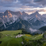 Drohnenaufnahmen Kärnten – dramatische Berglandschaft mit schroffen Gipfeln und grünen Tälern.
