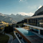 Luxuriöses Bergresort in Kärnten mit Panoramablick und großzügiger Terrasse in den Alpen.